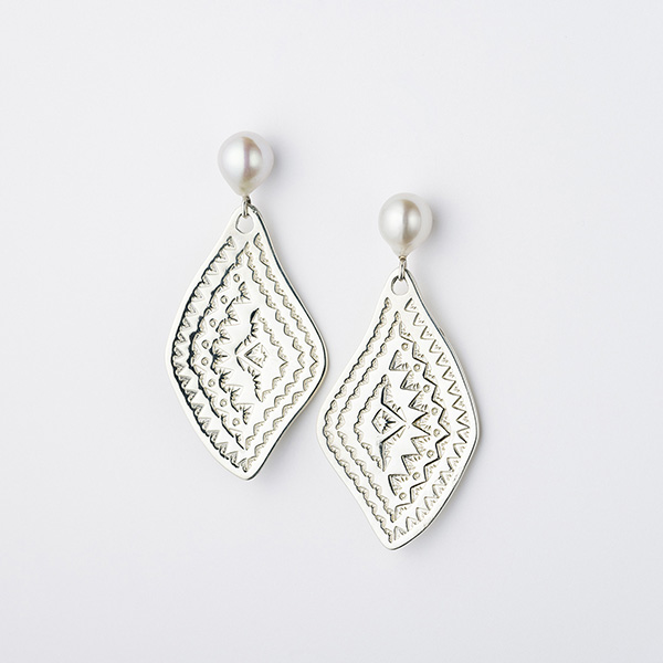 TEUCHI PEARL SQUARE PLATE EARRINGS